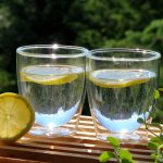 Είναι το νερό με λεμόνι πραγματικά χρήσιμο: οι διατροφολόγοι αποκάλυψαν όλη την αλήθεια για το "θαυματουργό ποτό" Είναι το νερό με λεμόνι πραγματικά χρήσιμο: οι διατροφολόγοι αποκάλυψαν