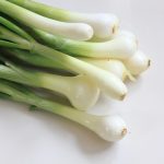 Πώς να καλλιεργήσετε πράσινα κρεμμύδια στο περβάζι του παραθύρου το